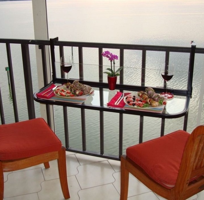 Очень красивое и необыкновенное решение - создать романтическую обстановку на балконе.