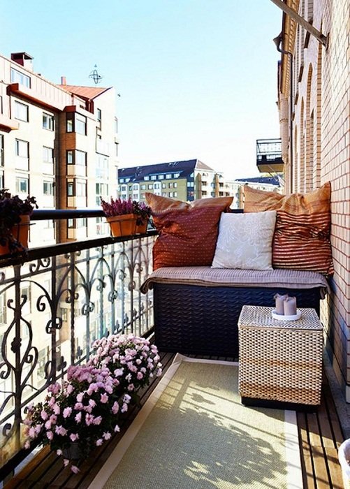 Симпатичный вариант создать максимально теплую обстановку и оформить балкон в терракотовых тонах.