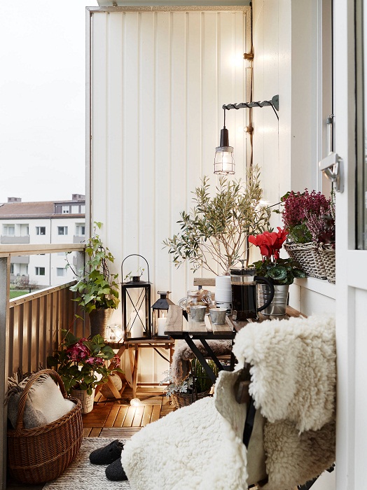 Отличное решение украсить и комфортно обустроить балкон с элементами, которые добавят теплоты и уюта.