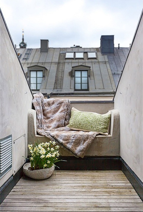 Очень красивое оформление балкончика с романтическими нотками, что впечатлит и понравится точно.
