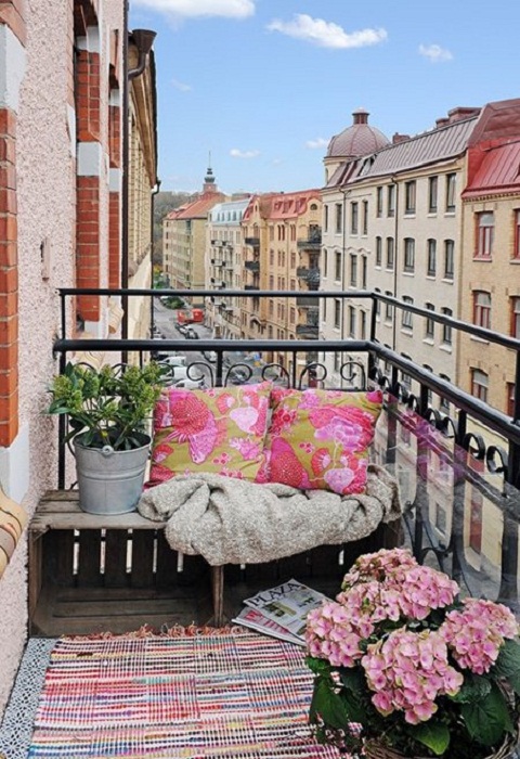 Отличный и симпатичный вариант создать хорошее настроение и укромную обстановку на балконе.