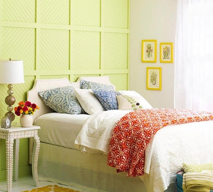 Зеленые панели стали симпатичными акцентами на стене, что однозначно разбавляет общую обстановку в комнате.