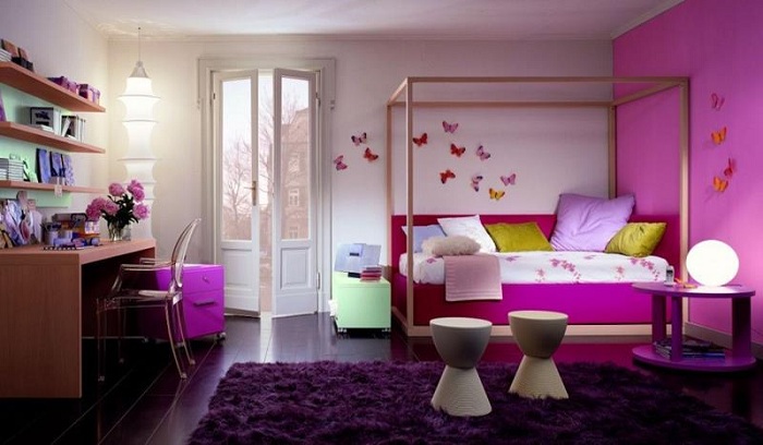 При оформлении спальни для девочки стоит добавить акцентов в виде розовой или фиолетовой стены.