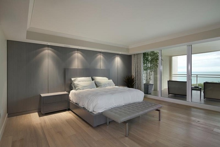 Деревянные панели окрашенные в более темный цвет могут улучшить внешний вид современной спальни.