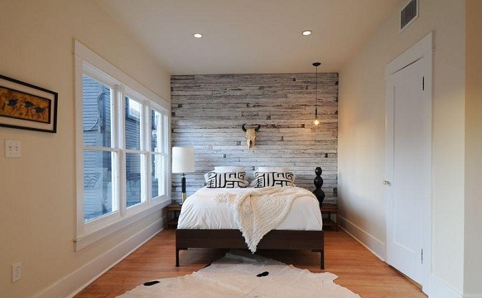 Стена в комнате выполнена из термообработанной древесины что выглядит очень просто и интересно.