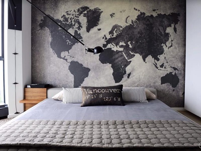 Стена комнаты украшена картой материков всего мира, что добавляет загадочности такому интерьеру.