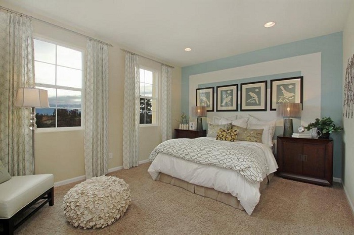 Нежно-голубой акцент в оформлении спальни просто и оптимально впишется в общую обстановку такой комнаты.