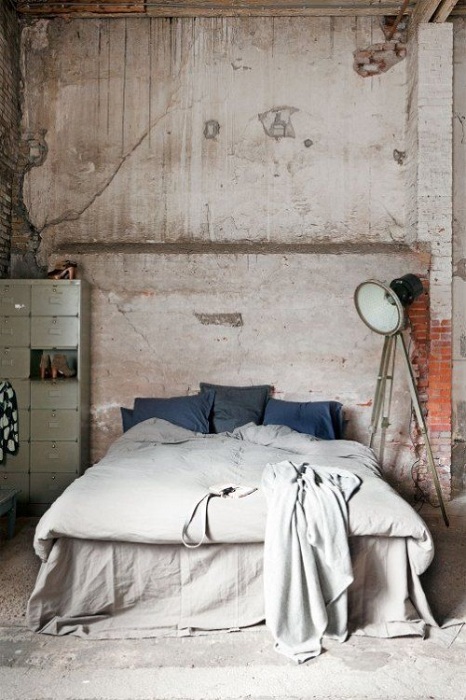 Простая стена и оформление спальни в промышленном стиле, то что немного удивит.