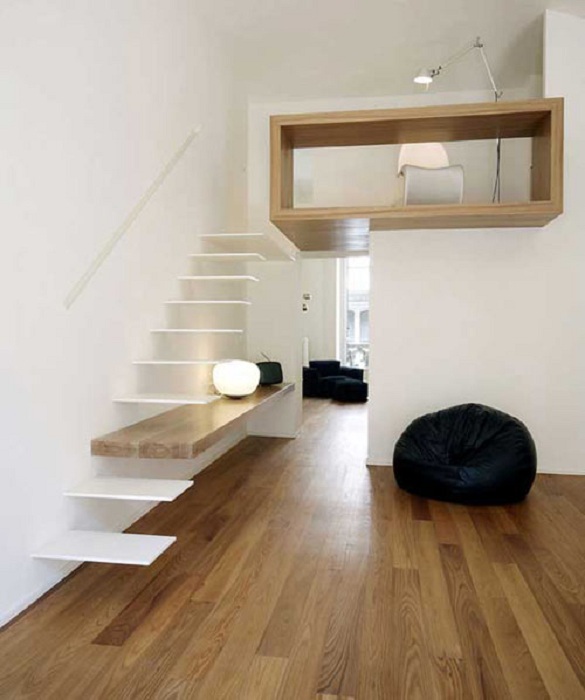 Итальянская архитектурная фирма Studioata разработала простую плавающую белую лестницу для небольших пространств.