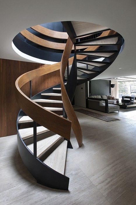 Симпатичное оформление лестницы в виде спирали, станет лучшим украшением для комнаты.