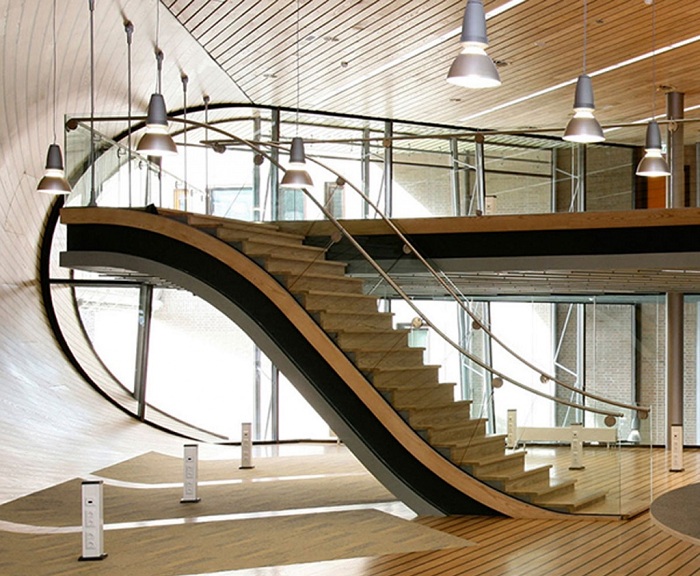 Интересная идея разместить такую необычную лестницу дома, позволит изменить представления о стандартах в оформлении любого пространства.
