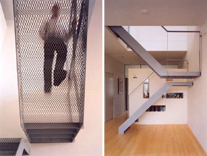 Разделенная лестница сделана из сетки, что позволяет максимальное количество света пропускать с верхнего этажа квартиры.