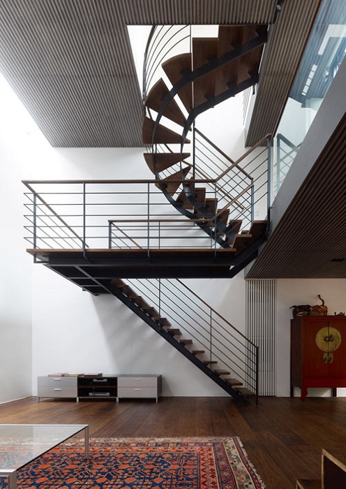 2-этажная винтовая лестница в доме из теплого дерева и металла, позволяет свету проходить через просторы дома и создает огромное количество визуального пространства.