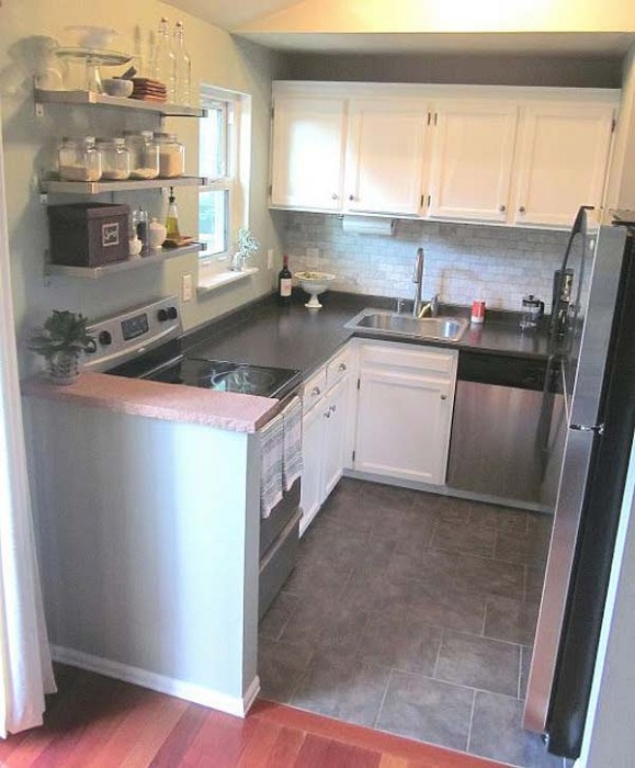 Симпатичный кухонный гарнитур в серых тонах П-образной формы.