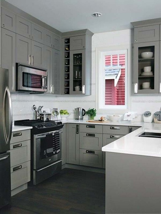 Кухня П-образной формы в серых, белых и черных тонах - то, что придется по душе.