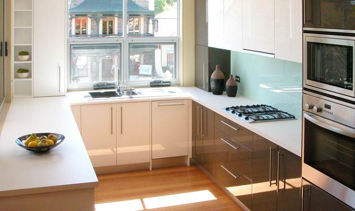 Светлая и симпатичная П-образная кухня - отличный вариант дизайна кухонного пространства.