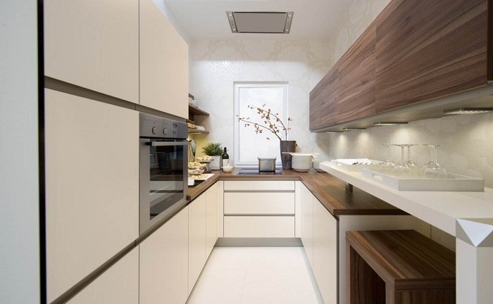 Просторная кухня П-образной формы, симпатичное решение для оформления кухонного интерьера.