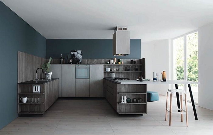 Красивая кухня в темно-синих и серых тонах всё выдержано в одном стиле.