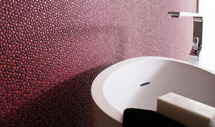 Интересный вариант обустроить ванную комнату при помощи яркой мелкой плитки, что создаст особенное настроением.