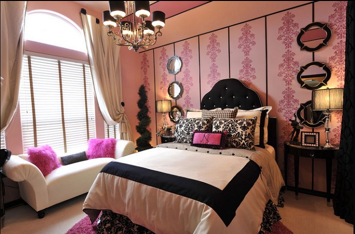 Интерьер комнаты оформлен с добавлением контрастных ярко-розовых подушек, которые подчеркивают необычный интерьер комнаты.