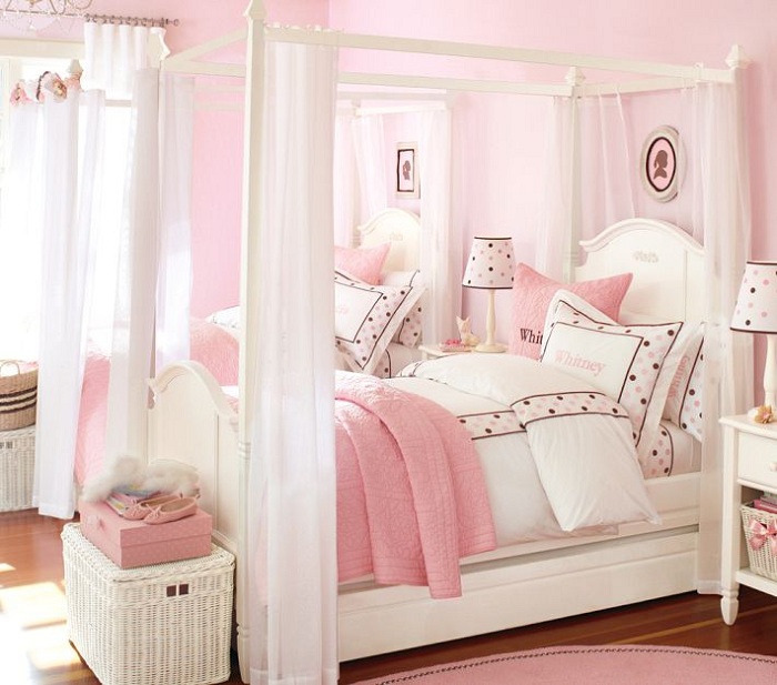 Преобладание белого и розового цвета делает интерьер спальной по-настоящему милым и прекрасным.