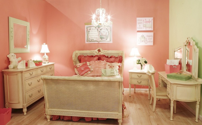 Спальня выполнена в персиковом цвете с нежной кремовой мебелью.