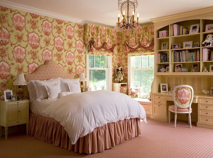 Отличное оформление спальни для девушки с шикарной кроватью и с необычными обоями.