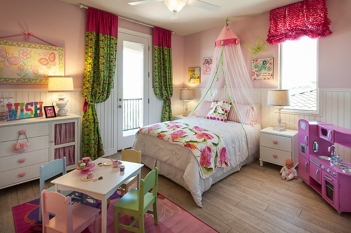 Интересное оформление спальной комнаты для девушек с добавлением принтов с цветами, которые добавляют женственности и чувственности такому интерьеру.