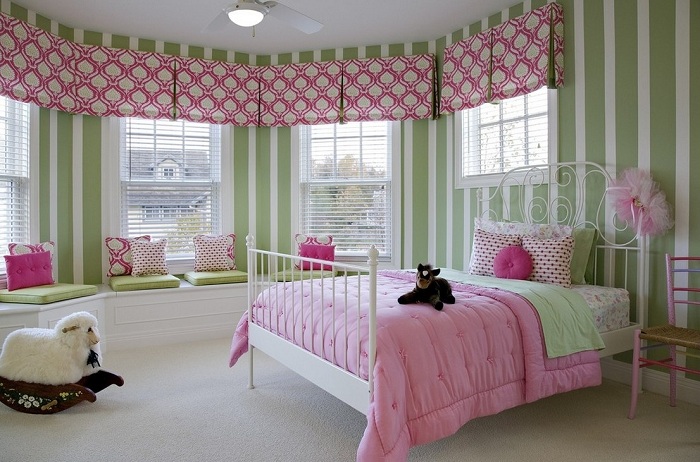 Прекрасная цветовая гамма в которой оформлена спальня настраивает только на положительные моменты.