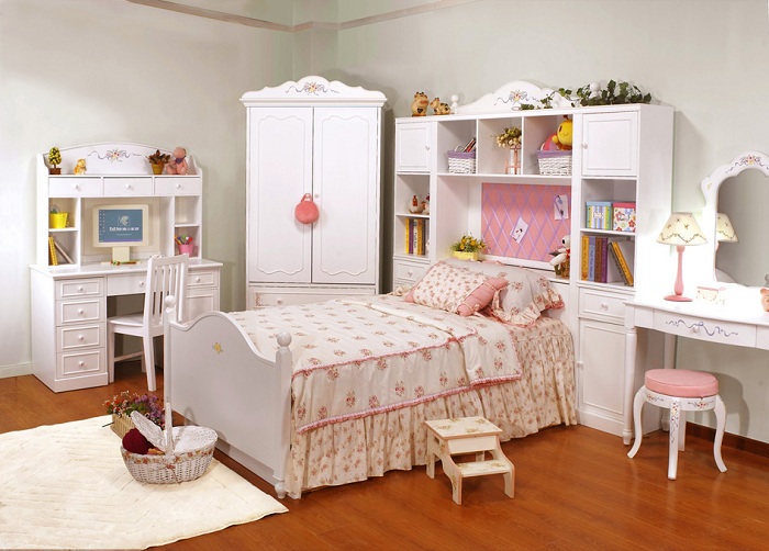 Белая комната с интересными цветочными мотивами для настоящих девушек.