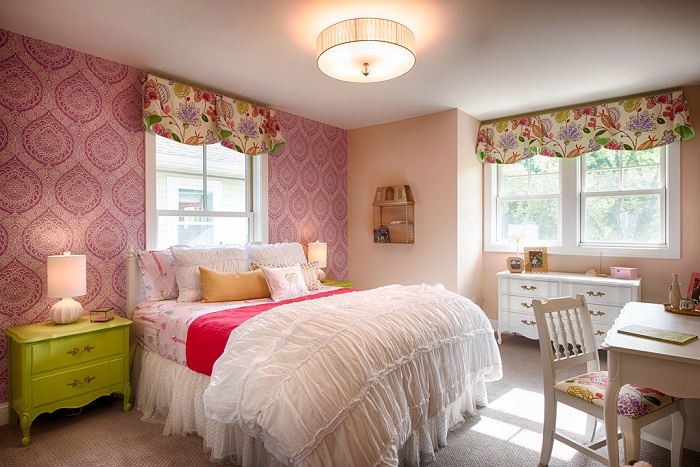 Уютная спальня в прекрасных женственных цветах подчеркнет индивидуальность хозяйки.