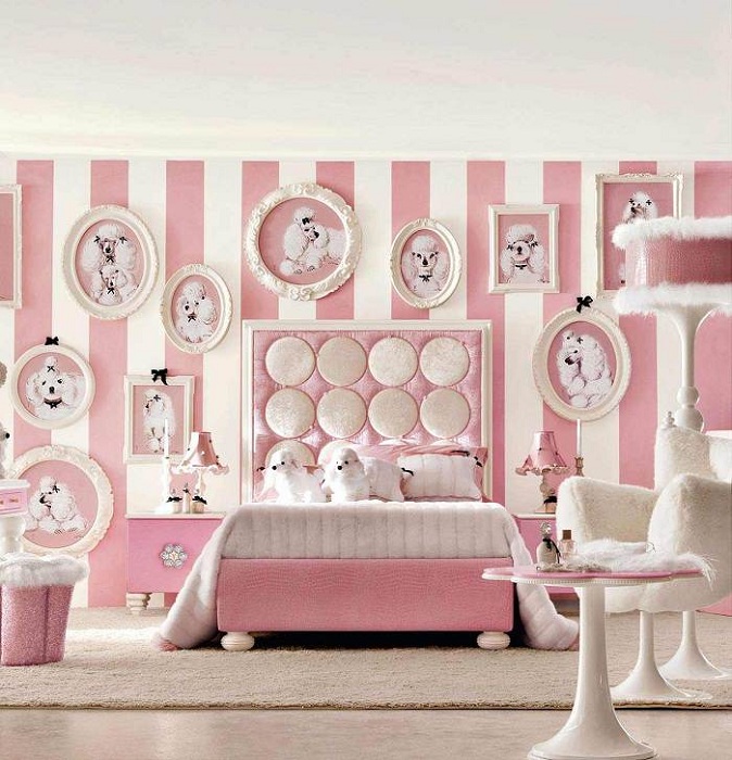 Шикарная спальня в милых розовых цветах, для модниц и любителей нежных цветов в дизайне интерьера.