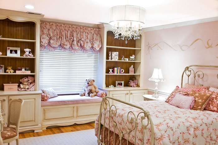 Отличная обстановка спальни для настоящей принцессы, с подходящий интерьером.
