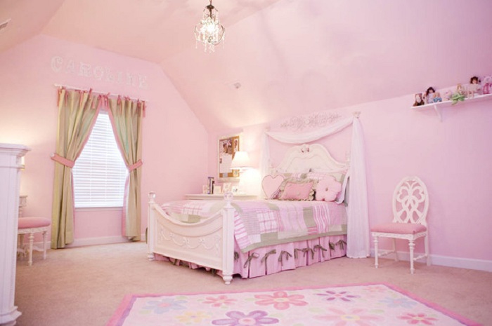 Симпатичная нежно-розового цвета спальня пребывая в которой однозначно захочется погрузиться с головой в эту особенную атмосферу.
