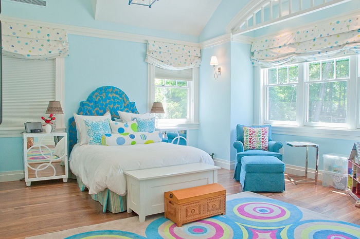Общий вид спальни напоминает чистое голубое небо, легкость и ненавязчивость деталей в интерьере подчеркивают индивидуальность комнаты.