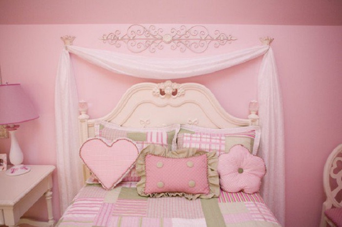 Симпатичная комната для сна в нежно-розовом цвете позволит насытится спокойствием сполна и погрузиться в атмосферу комфорта и отдыха.