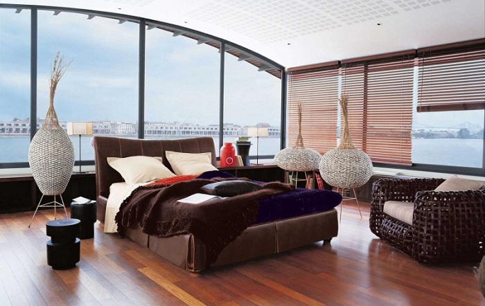 Симпатичная спальня от Roche Bobois с потрясающим видом из окна.