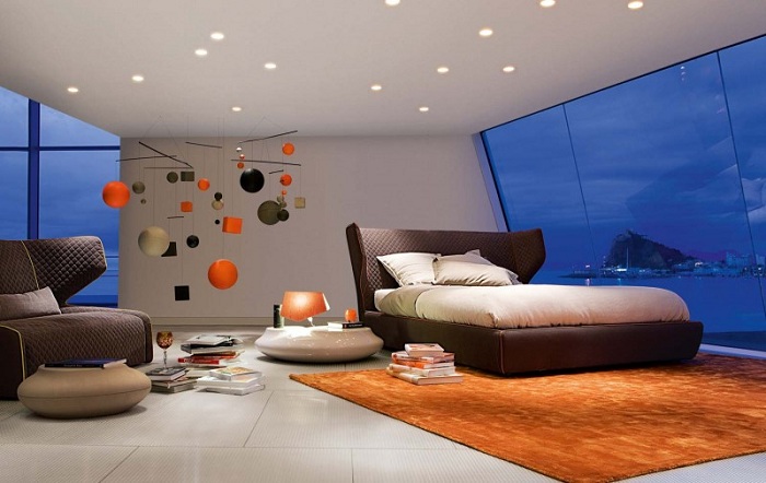 Прекрасный вариант дизайна спальни с добавлением терракотового цвета, который освежит интерьер.