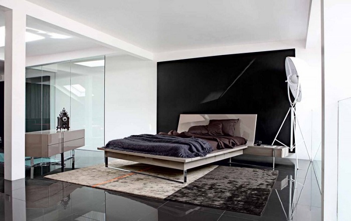 Симпатичная спальня от Roche Bobois в темных оттенках.