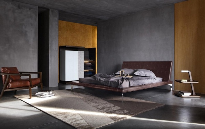 Серая спальня с коричневыми элементами.
