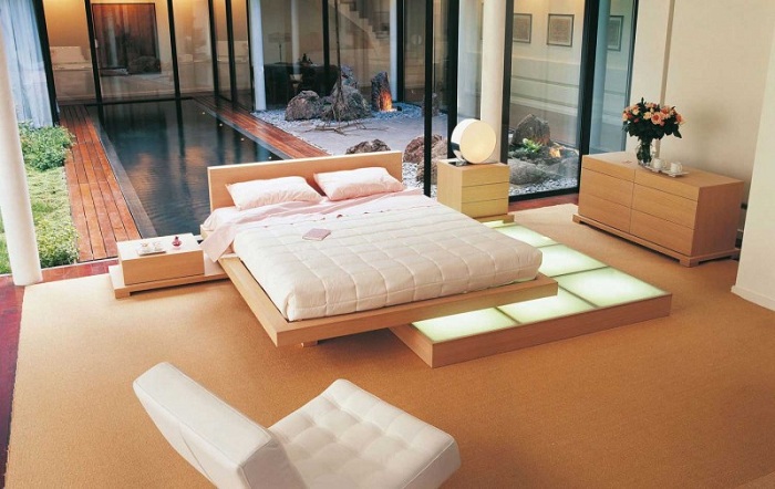Симпатичное оформление интерьера в спальне от Roche Bobois в сливочных тонах.