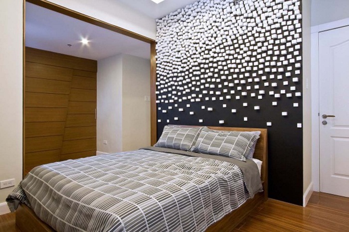 Интерьер спальной оформлен в черно-белой цветовой гамме, что создает просто шикарную атмосферу.