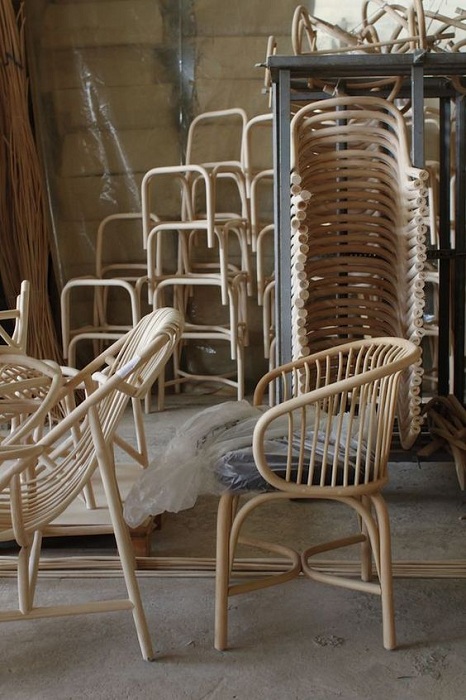 Симпатичные плетеные стулья, украсят интересными нотками атмосферу комнаты.