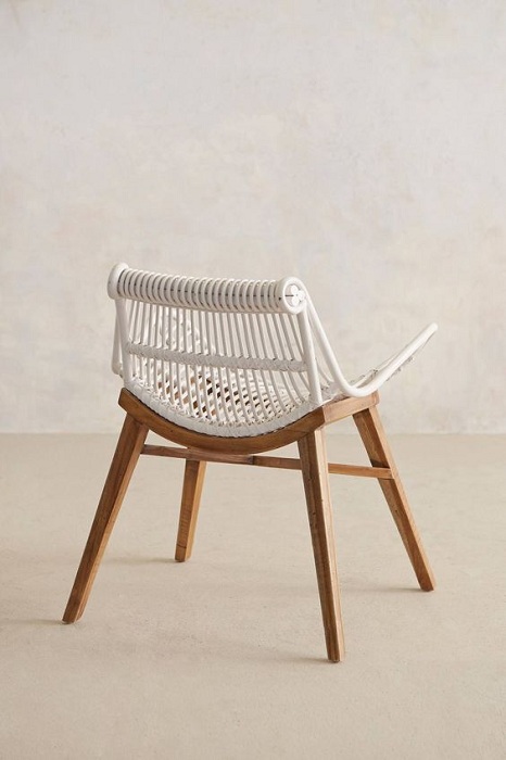 Прекрасное решение украсить интерьер при помощи разнообразных плетеных стульчиков.