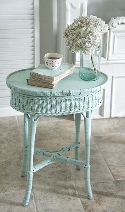 Симпатичный и милый плетеный столик станет отличным вариантом, который украсит любой интерьер.