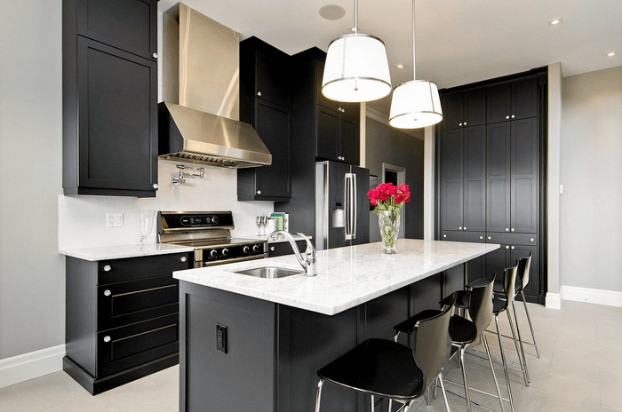 Один из самых лучших вариантов оформления кухни в черном цвете с помощью нестандартного промышленного стиля.