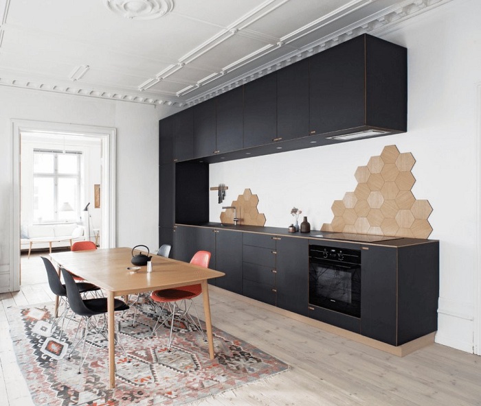 Крутое и просто отличное решение оформить кухню в скандинавском стиле, что однозначно понравится и создаст дополнительный уют.