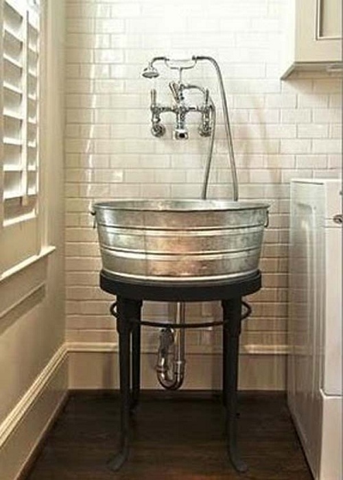 Интересная старинная промышленная гальванизированная раковина создаст оригинальный интерьер в ванной комнате.