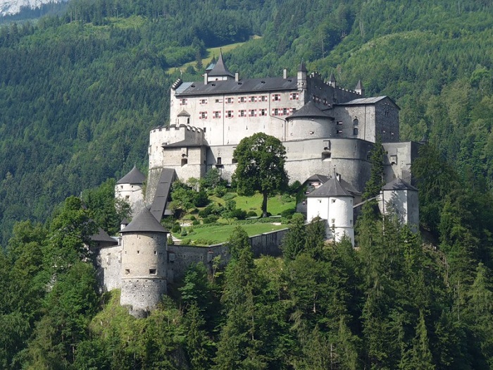 Замок Хоэнверфен находится примерно в 40 км к югу от австрийского города Зальцбург. Замок в окружении Берхтесгаденских Альп и горнуй цепи Тенненгебирг.