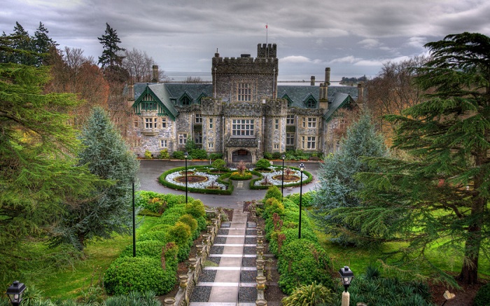 Хэтли Парк - Национальный Исторический музей расположен в Британской Колумбии. В замке Хэтли проживала семья Джеймса Дансмаера до 1940-го года, а потом замок был продан Канадскому Правительству.
